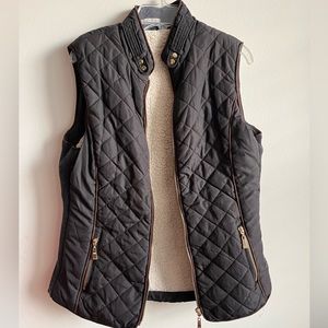 2bella black quilted zip up vest with brown piping accent